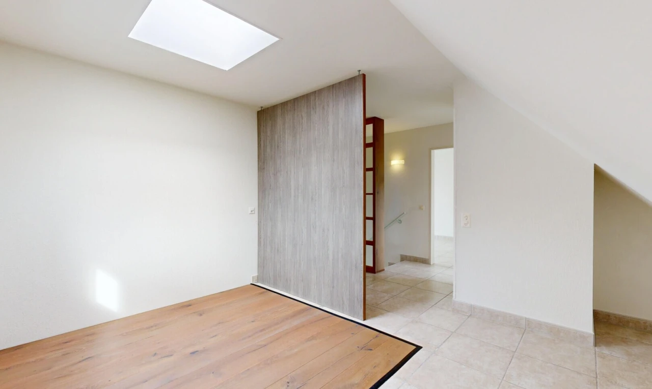 leerer raum mit gipskartonwand, drywall, inside property, und light floor