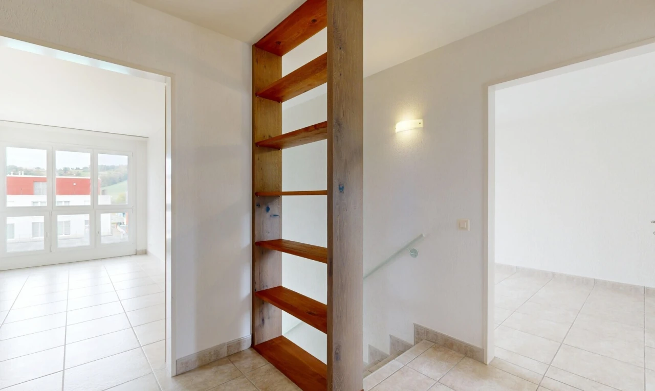 treppe mit treppen, inside property, drywall, gipskartonwand, und light floor