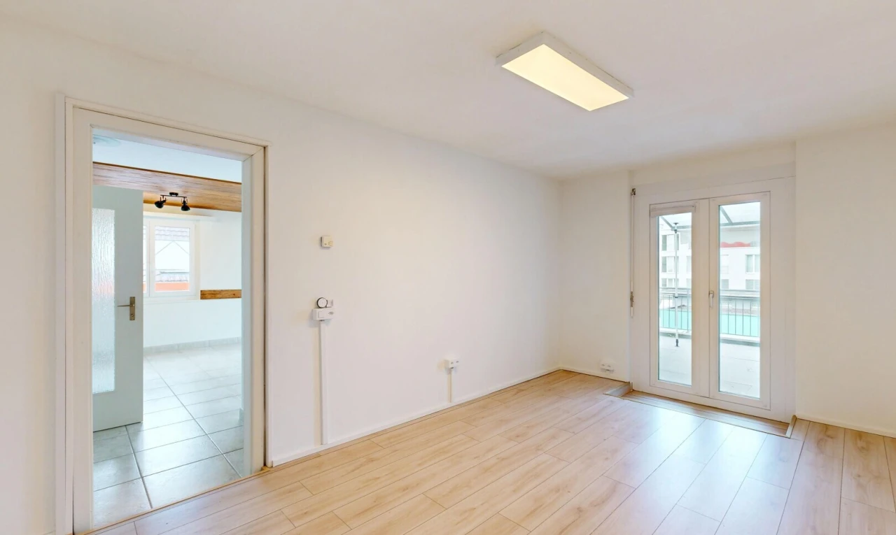 leerer raum mit außenzugang, drywall, gipskartonwand, light floor, und wood finish floor