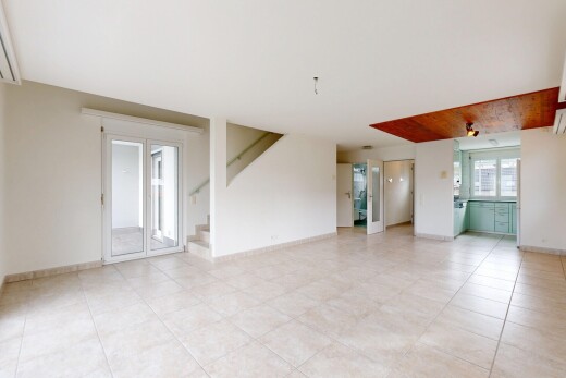 leerer raum mit treppen, drywall, gipskartonwand, light floor, und inside property