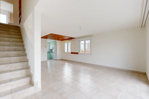 treppe mit treppen, drywall, gipskartonwand, light floor, und inside property
