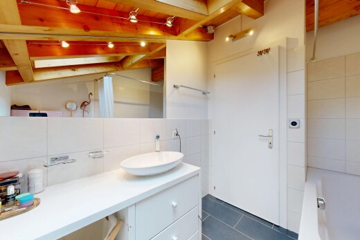 salle de bains avec miroir, salle de bain complète, lavabo (ou coiffeuse selon le contexte), mur en carrelage, et tile wall