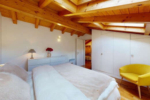 chambre avec vaulted ceiling, plafond voûté, wood finish floor, sol en finition bois, et inside property