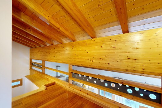 pièce vide avec sol en finition bois, wood finish floor, plafond en bois, wood ceiling, et inside property