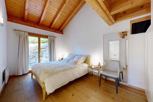 chambre avec inside property, vaulted ceiling, plafond voûté, drywall, et cloison sèche