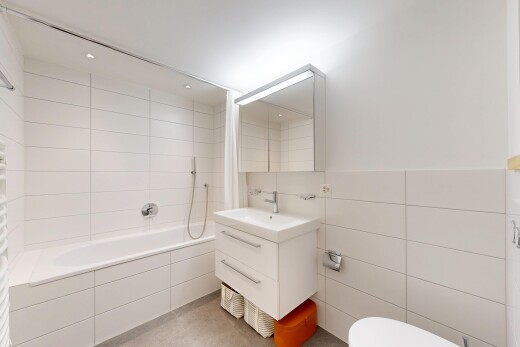 salle de bains avec miroir, salle de bain complète, lavabo (ou coiffeuse selon le contexte), tile tub, et inside property