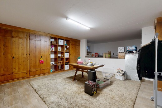 bureau avec wood finish floor, sol en finition bois, et inside property