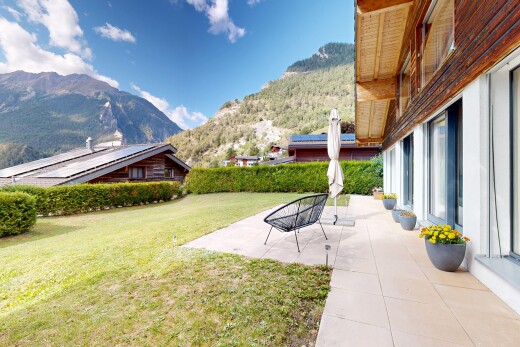 terrasse avec pelouse, terrasse, day time, vue sur la montagne, et mountain view
