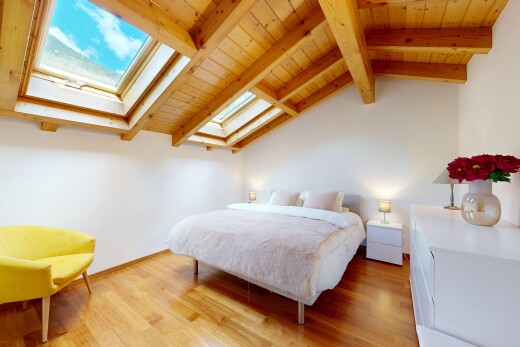 chambre avec inside property, drywall, cloison sèche, puits de lumière, et beamed ceiling