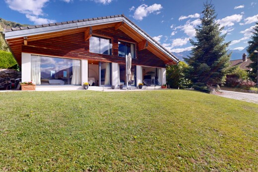 façade avec pelouse, property visible, day time, terrasse, et bardage horizontal