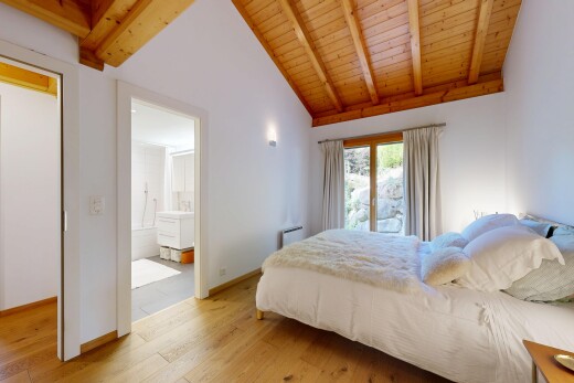 chambre avec plafond voûté, vaulted ceiling, cloison sèche, plafond à poutres, et drywall