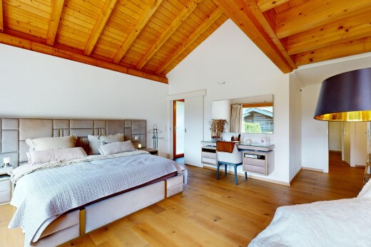 chambre avec plafond haut, high ceiling, inside property, sol en finition bois, et wood finish floor