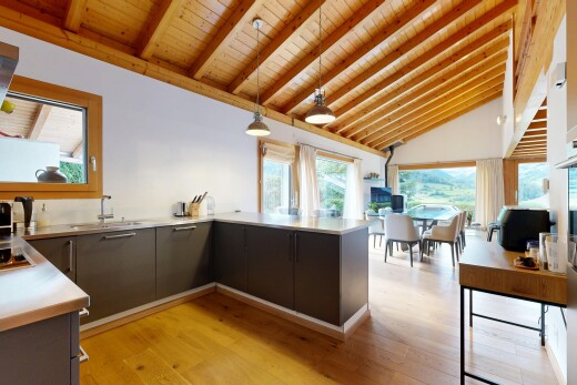 cuisine avec plans de travail, éclairage suspendu, lumière naturelle, natural light, et wood finish floor