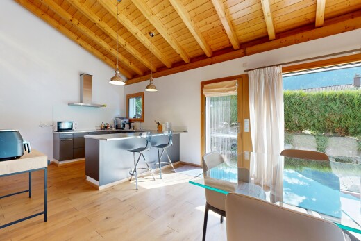 salle à manger avec wood ceiling, plafond en bois, wood finish floor, sol en finition bois, et drywall
