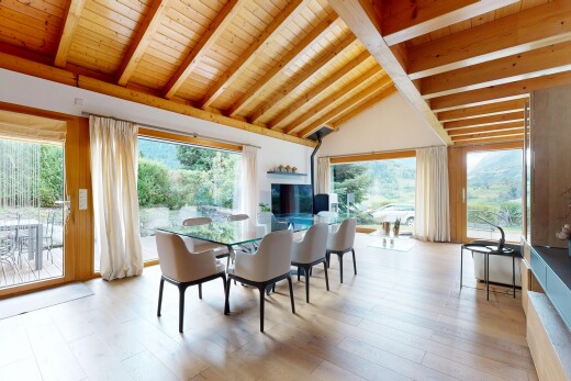 salle à manger avec beamed ceiling, plafond à poutres, inside property, vaulted ceiling, et plafond voûté