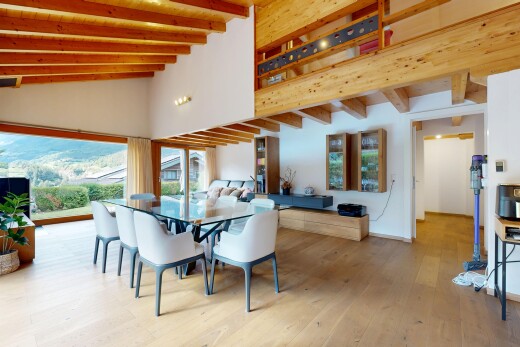 salle à manger avec plafond à poutres, beamed ceiling, lumière naturelle, natural light, et inside property