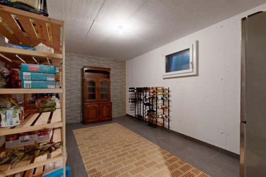 couloir avec inside property, cloison sèche, drywall, plinthes murales, et baseboards wall