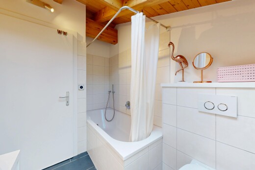 salle de bains avec douche-bain combinés, salle de bain complète, inside property, lavabo (ou coiffeuse selon le contexte), et tile tub
