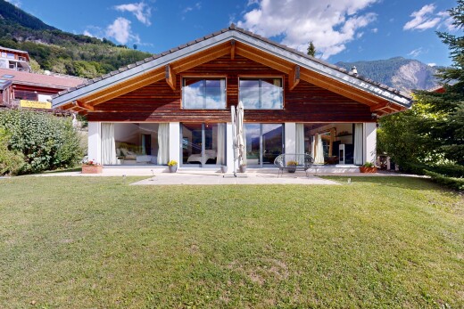 façade avec terrasse, property visible, day time, pelouse, et vue sur la montagne