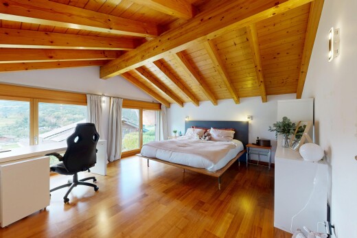 chambre avec espace bureau, inside property, plafond en bois, wood ceiling, et lumière naturelle