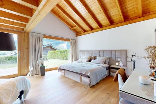 chambre avec plafond à poutres, beamed ceiling, sol en finition bois, wood finish floor, et plafond en bois