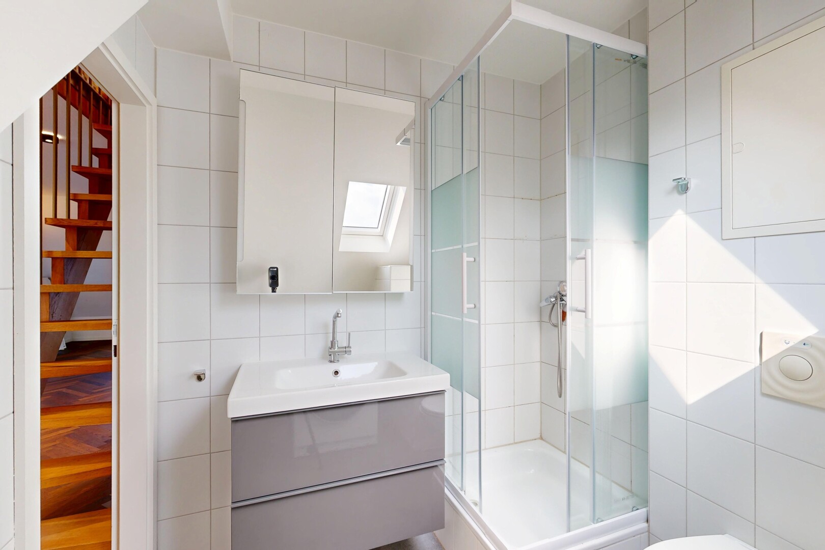 salle de bains avec mur en carrelage, tile wall, lavabo (ou coiffeuse selon le contexte), inside property, et miroir