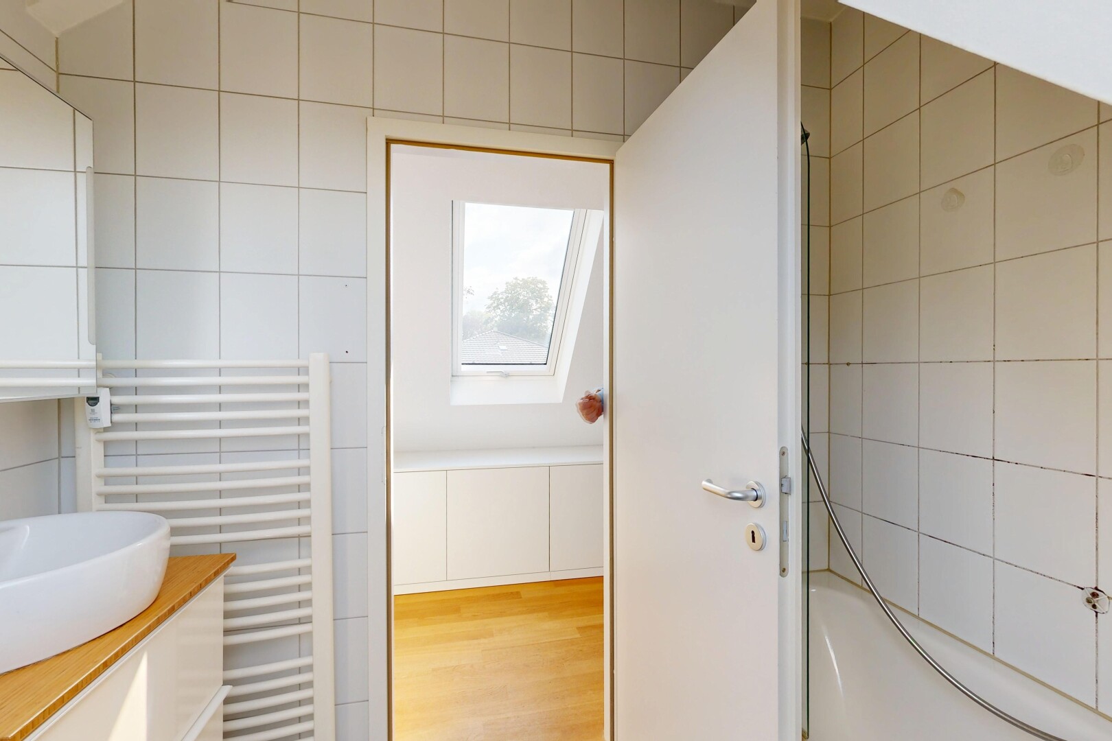 salle de bains avec lavabo (ou coiffeuse selon le contexte), salle de bain complète, radiateur, mur en carrelage, et tile wall