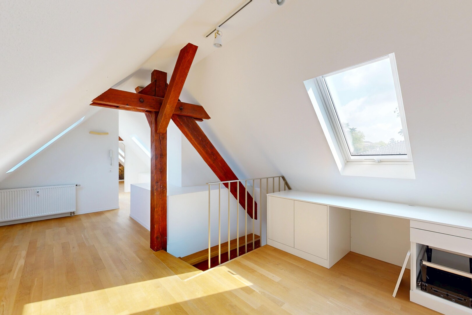 escaliers avec radiateur, wood finish floor, sol en finition bois, inside property, et drywall