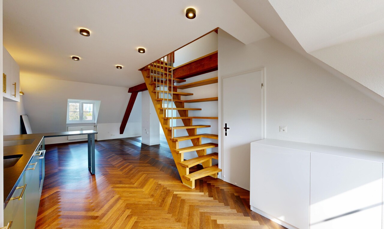 escaliers avec parquet floor, drywall, cloison sèche, natural light, et lumière naturelle
