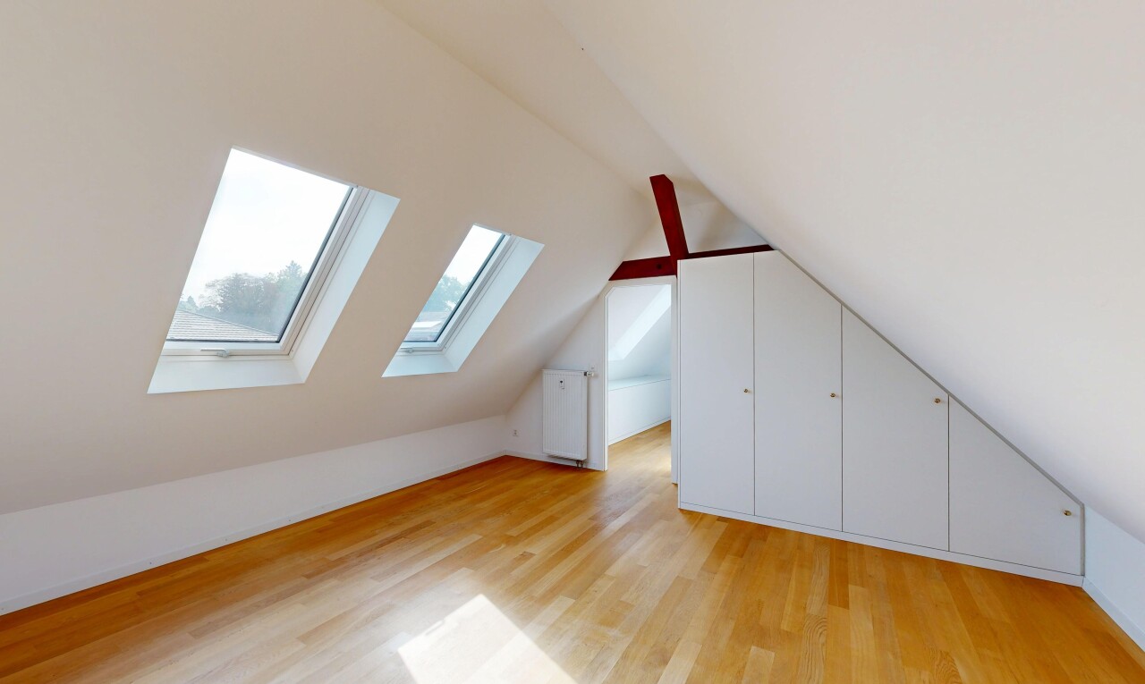 pièce vide avec pièce supplémentaire, sol en finition bois, wood finish floor, plafond bas, et low ceiling