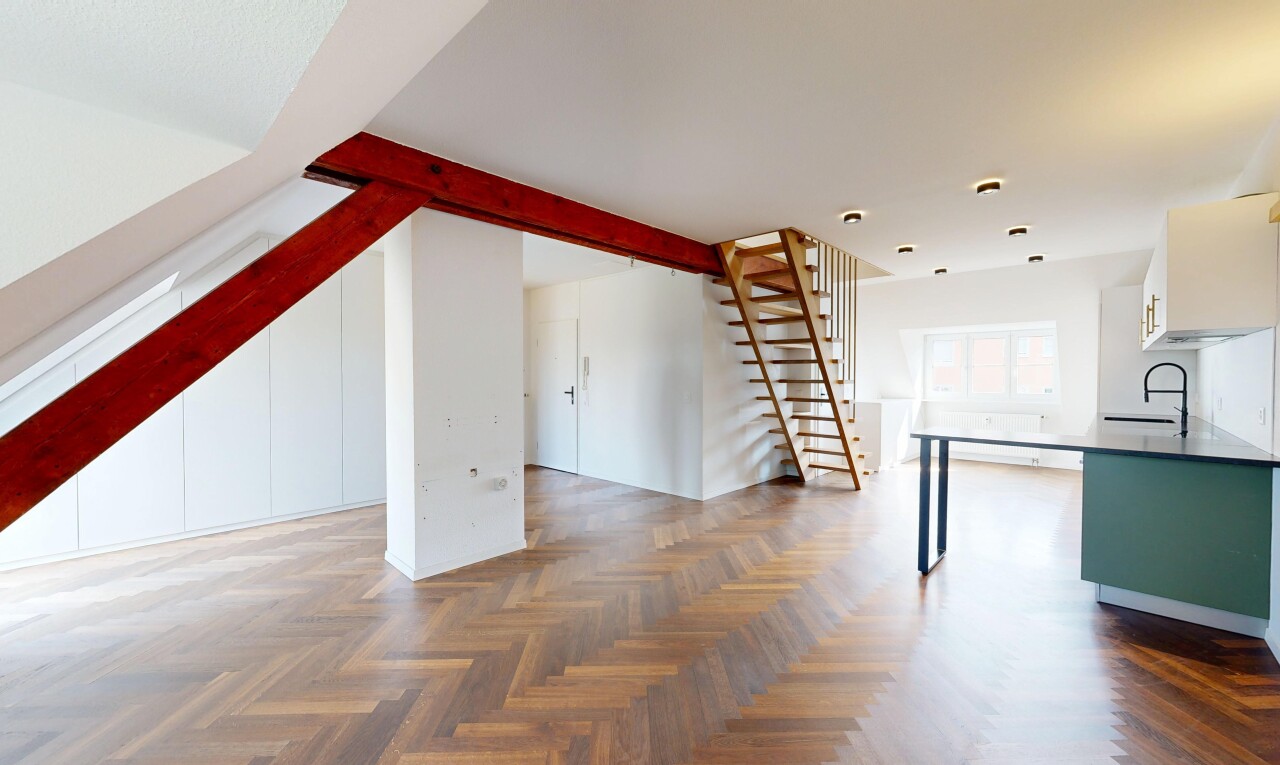 pièce vide avec natural light, lumière naturelle, escaliers, parquet floor, et inside property