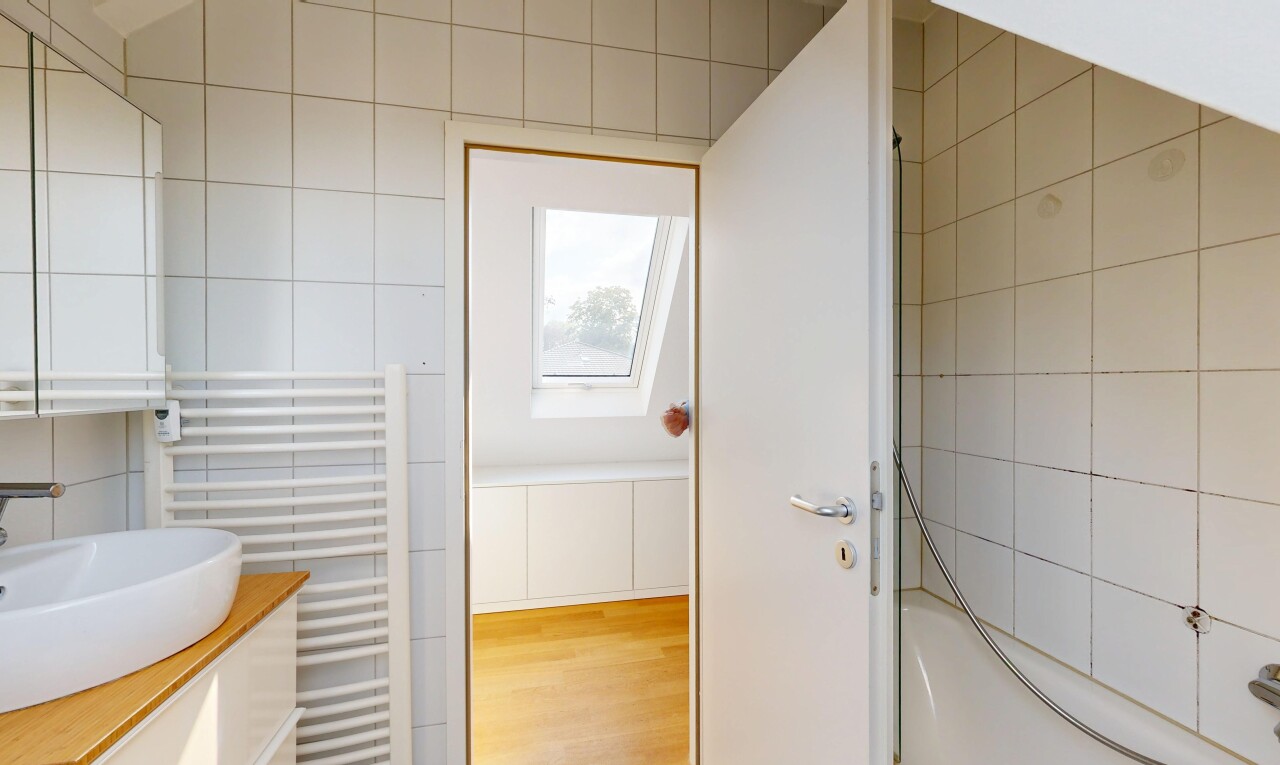 salle de bains avec lavabo (ou coiffeuse selon le contexte), salle de bain complète, radiateur, mur en carrelage, et tile wall
