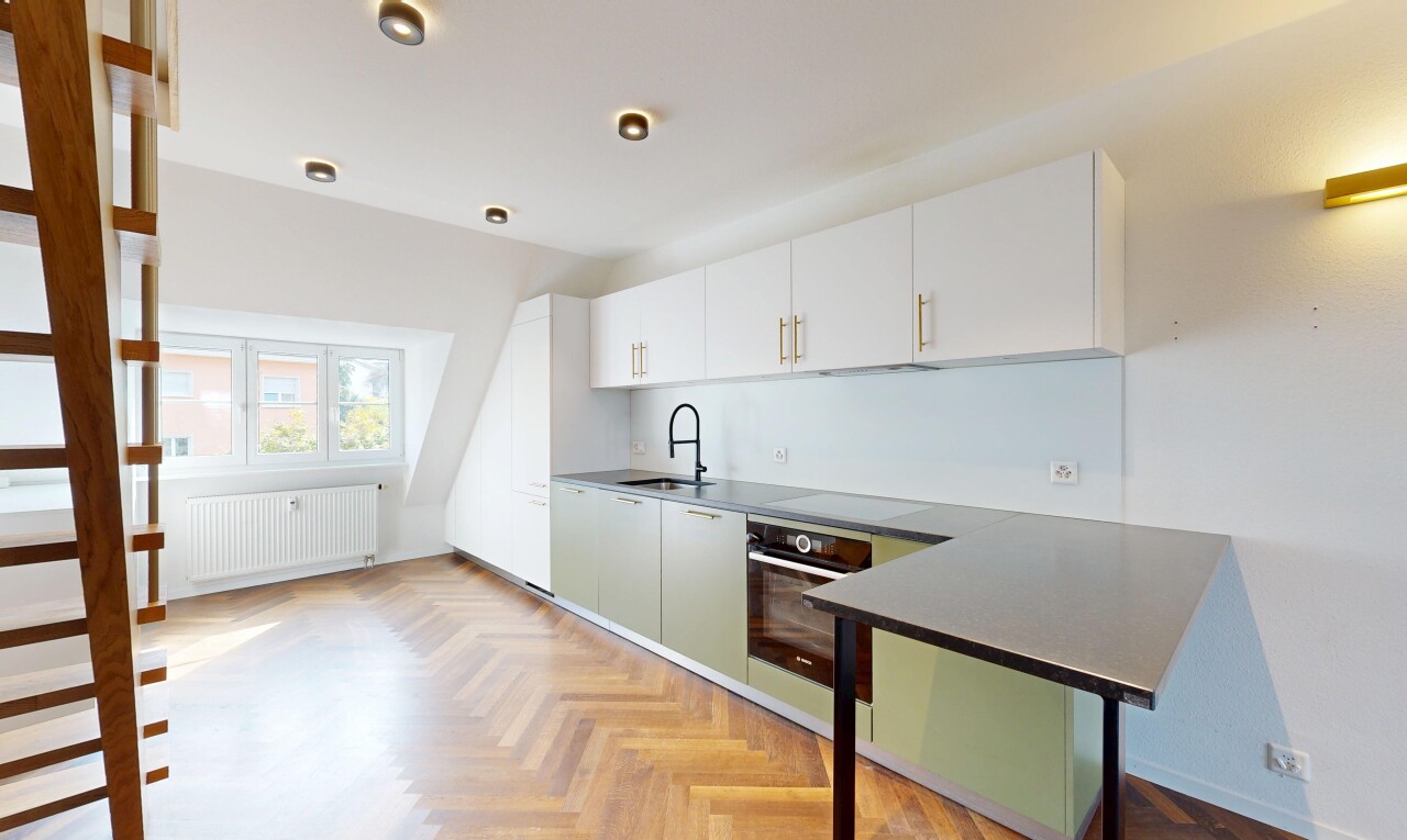 cuisine avec parquet floor, armoires blanches, radiateur, four, et inside property