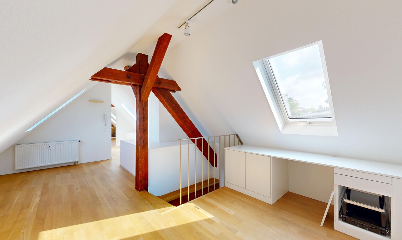escaliers avec radiateur, wood finish floor, sol en finition bois, inside property, et drywall