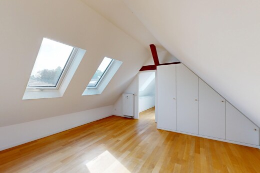 pièce vide avec pièce supplémentaire, sol en finition bois, wood finish floor, plafond bas, et low ceiling