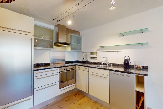 küche mit offene regale, dunstabzugshaube, wood finish floor, holzfußboden, und ofen