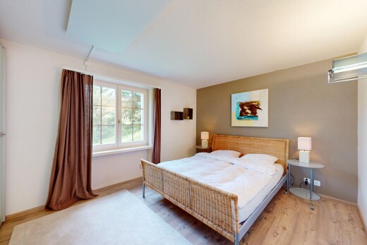 zimmer / schlafzimmer mit wood finish floor, holzfußboden, drywall, gipskartonwand, und natural light