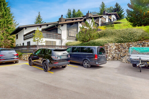 außenansicht mit day time, parkplatz, und property visible