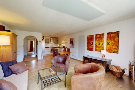 wohn- / esszimmer mit gewölbte gehwege, wood finish floor, holzfußboden, inside property, und drywall