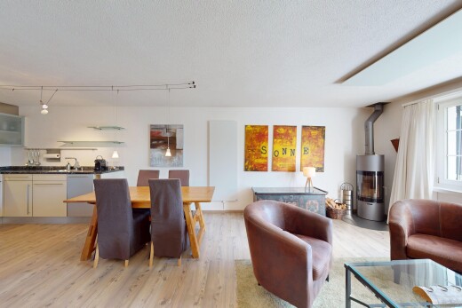 wohn- / esszimmer mit wood finish floor, holzfußboden, inside property, natural light, und natürliches licht