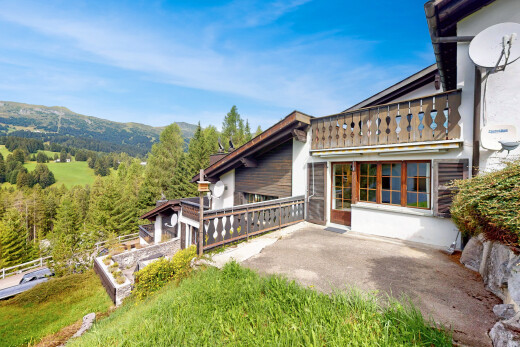 außenansicht mit day time, parkplatz, stuckverkleidung, property visible, und mountain view