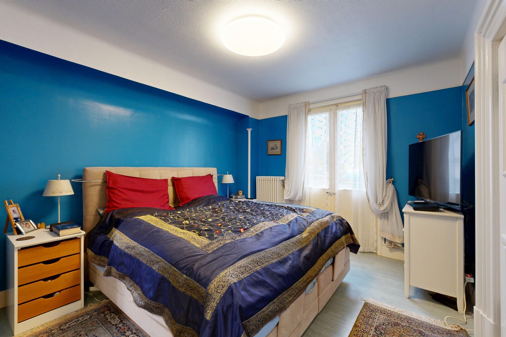 chambre avec télévision, inside property, radiateur, cloison sèche, et drywall