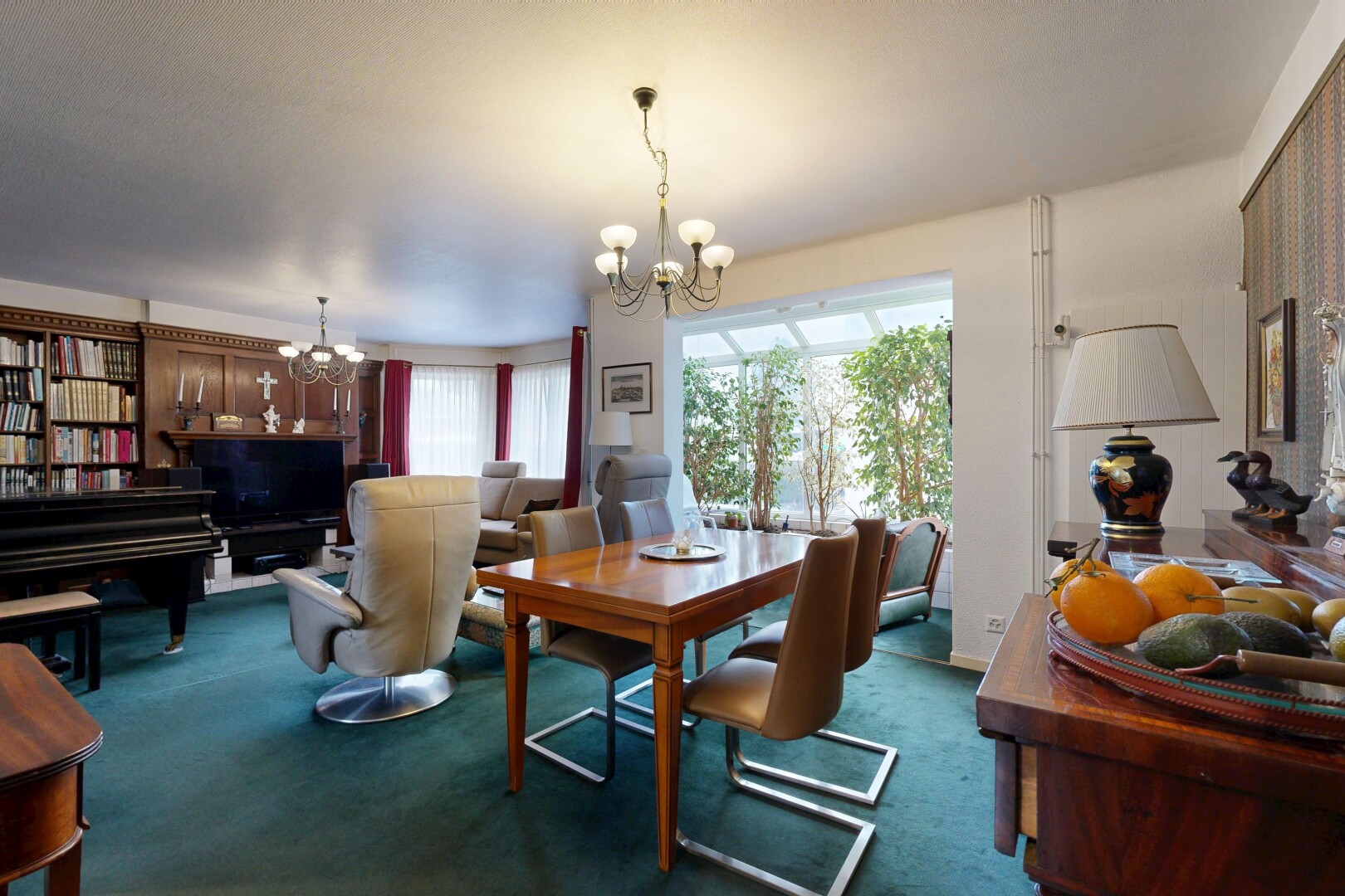 salle à manger avec télévision, lumière naturelle, natural light, lustre remarquable, et inside property