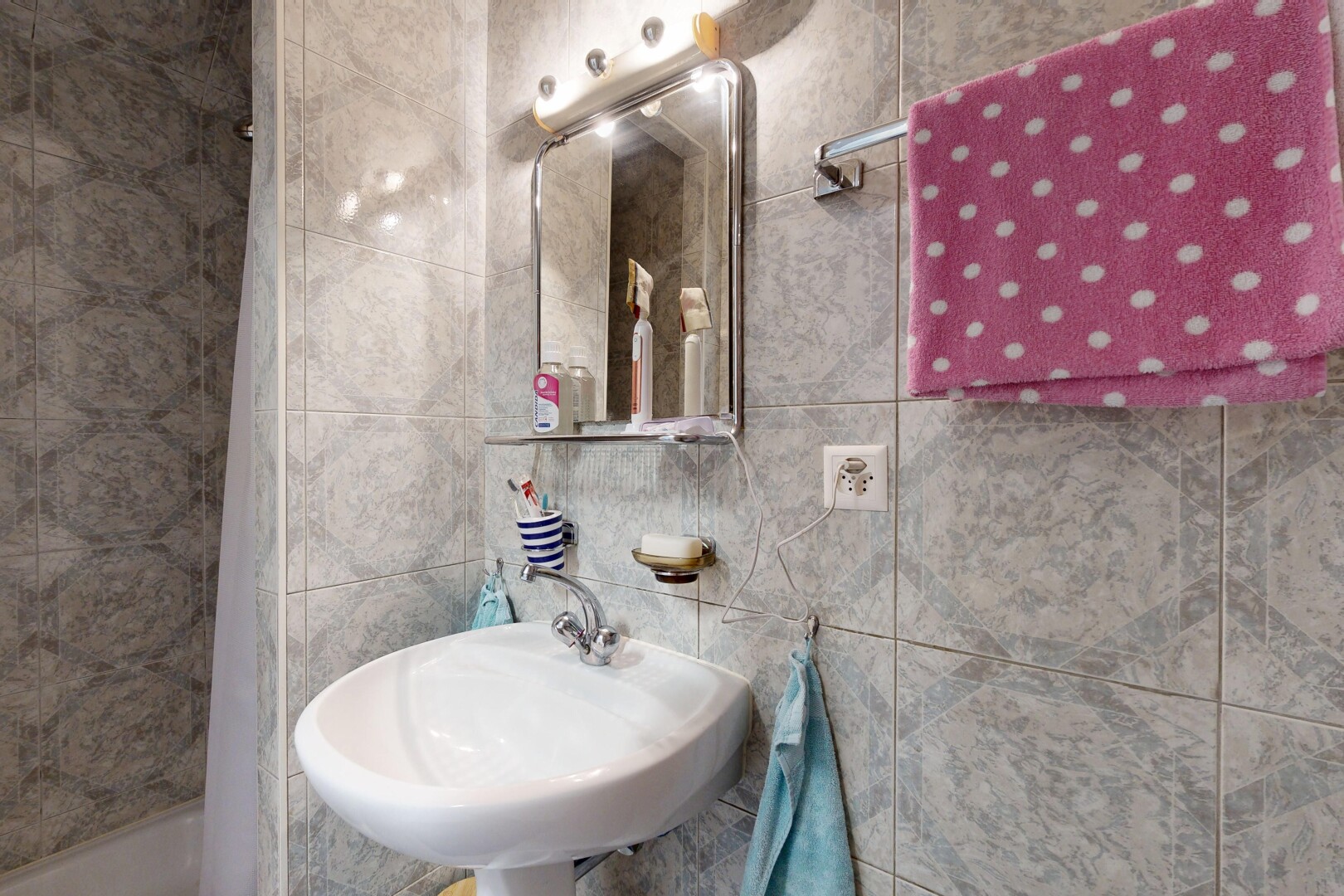 salle de bains avec salle de bain complète, évier, miroir, douche, et inside property