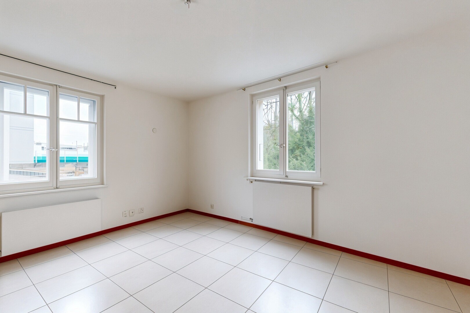 pièce vide avec radiateur, inside property, cloison sèche, drywall, et lumière naturelle