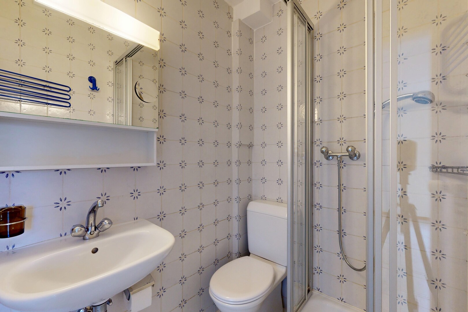 salle de bains avec salle de bain complète, douche, miroir, inside property, et évier