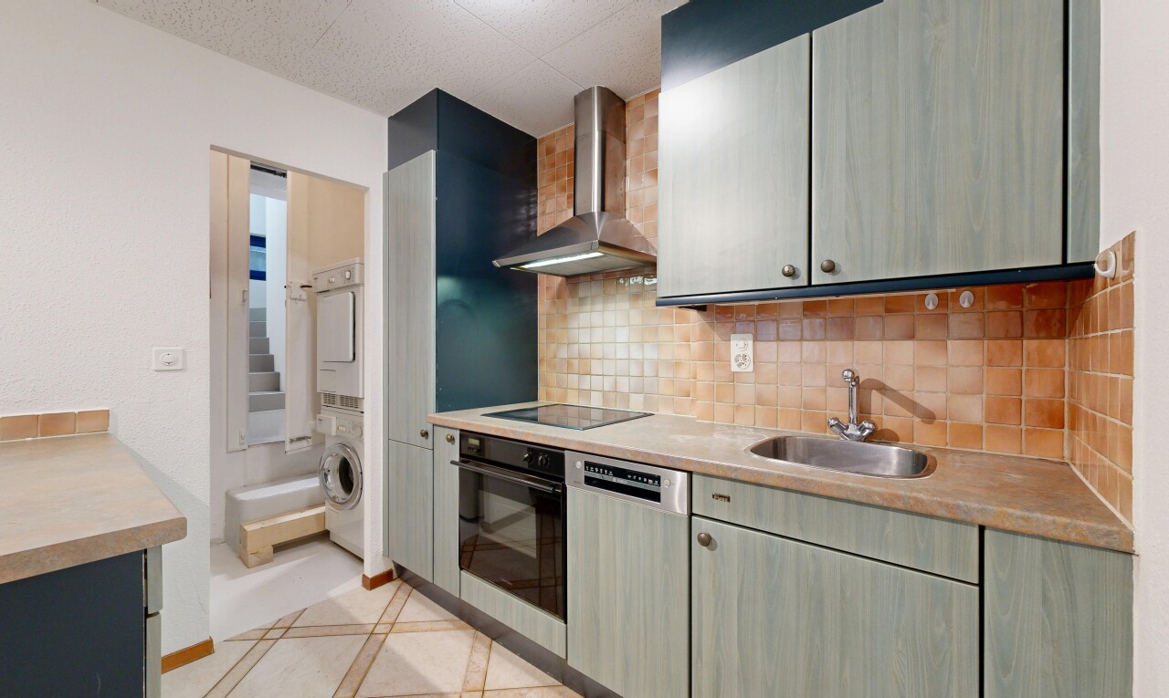 cuisine avec hotte, plans de travail, cloison sèche, drywall, et four