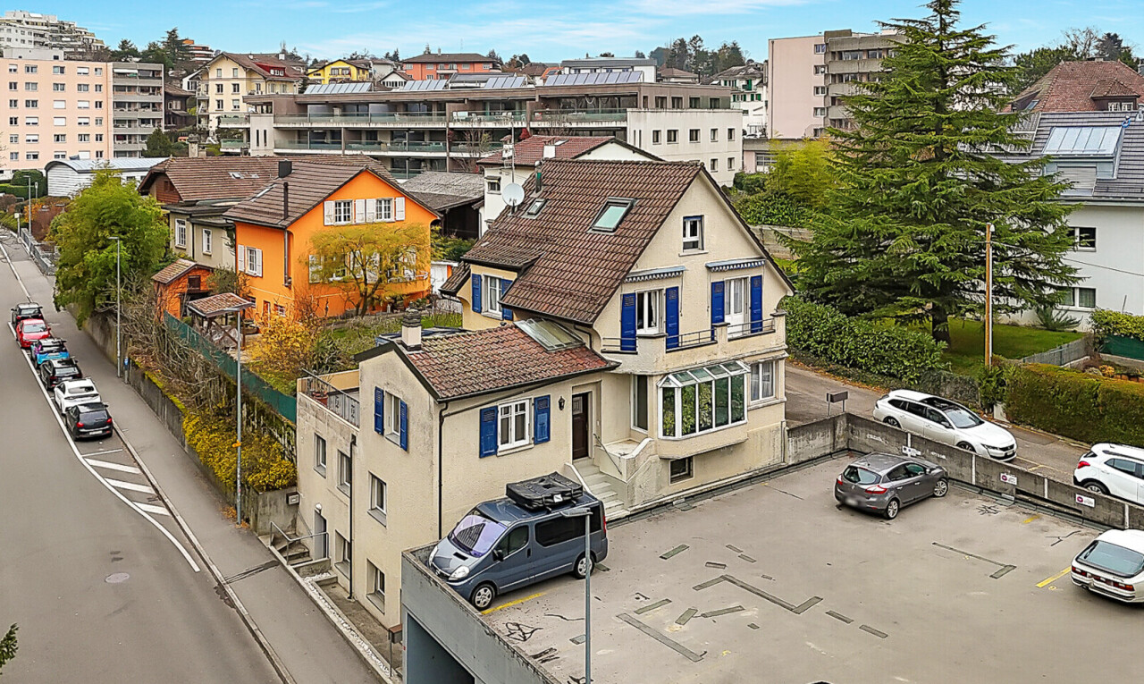extérieur du bâtiment avec day time et parking