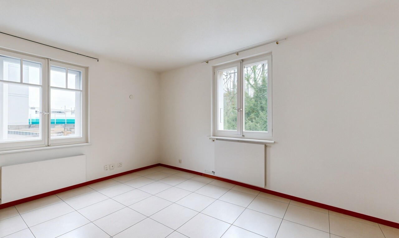 pièce vide avec radiateur, inside property, cloison sèche, drywall, et lumière naturelle