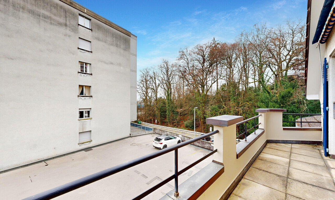 balcon avec day time, vue sur les bois, et woods view